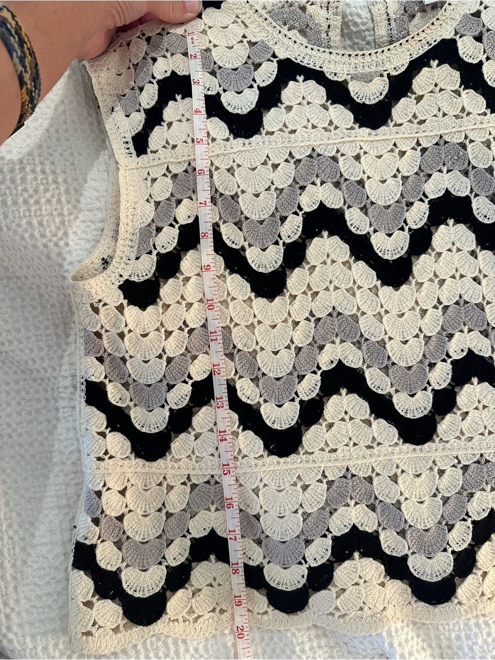 Evereve Boho Crochet Knit Top Medium Ivory Gray Black Scallop Sleeveless Cotton - Picture 8 of 9